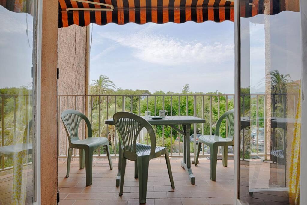 Ferienwohnung St-Cyr - Studio Avec Balcon, Vue Mer Et Proche Plage Saint-Cyr-sur-Mer Exterior foto